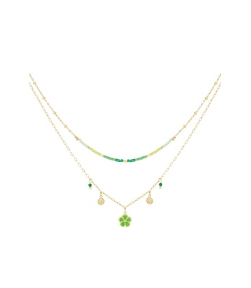 Groen met goudkleurige halsketting en met bedels