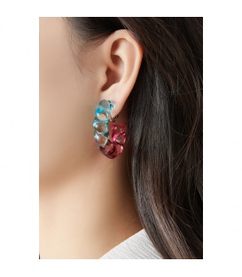 Oorclips van helder acrylaat in de kleuren blauw en roze