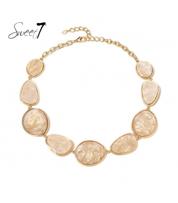 Beige korte hals ketting met een goudkleurige rand