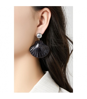 Oorclips wit gekleurd met schelpen hanger en een pareltje