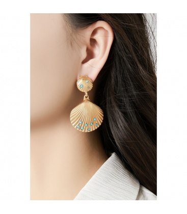 Zilverkleurige schelpen oorclips met grijze kristallen