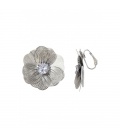 Zilverkleurige oorclips met een bloem motief en een helder glas steentje