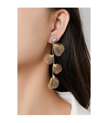 Oorclips zilverkleurig met blad motief en heldere kristallen steentjes