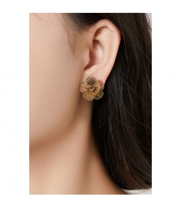 Goudkleurige oorclips met een bloem motief en een bruin strass steentje