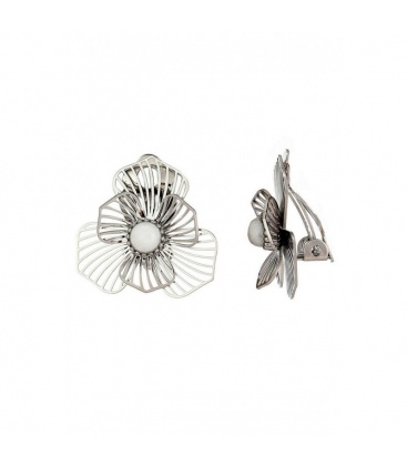 Zilverkleurige oorclips in een open bloem motief met een wit kraaltje