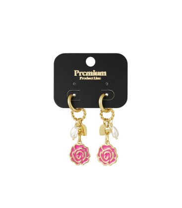 Goudkleurige oorhangers met een roze bloemen bedel, hartje, en acryl pareltje