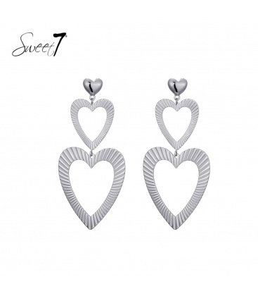 Zilverkleurige harten oorhangers met een streep motief