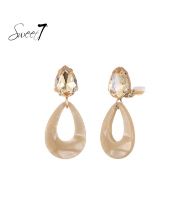 Beige oorclips met een glas steentje