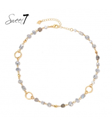 Grijze korte halsketting met glas kralen en goudkleurige elementen 