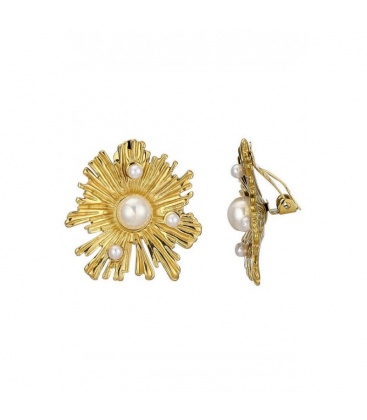 Oorclips goudkleurig in gelegd met witte parels