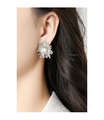 Oorclips goudkleurig in gelegd met witte parels