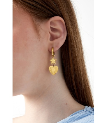 Goudkleurige oorringen met een hart en een sterretje