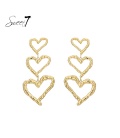 Goudkleurige harten oorhangers met motief.