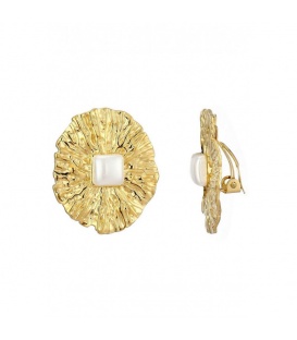 Goudkleurige bewerkte oorclips in gelegd met een vierkante parel