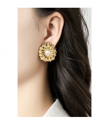 Zilverkleurige oorclips met een mooie gekartelde rand 