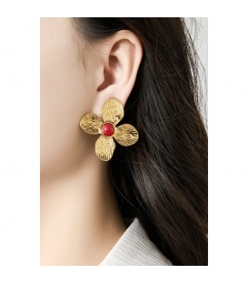 Oorclips goudkleurig in bloem vorm met een wit hart