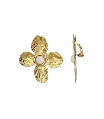 Oorclips goudkleurig in bloem vorm met een wit hart
