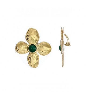 Oorclips goudkleurig in bloemvorm met een groen steentje