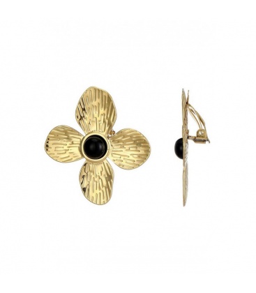Goudkleurige oorclips in bloem vorm met een zwart steentje