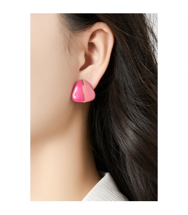 Roze oorclips in drie hoeks vorm