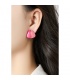 Roze oorclips in drie hoeks vorm