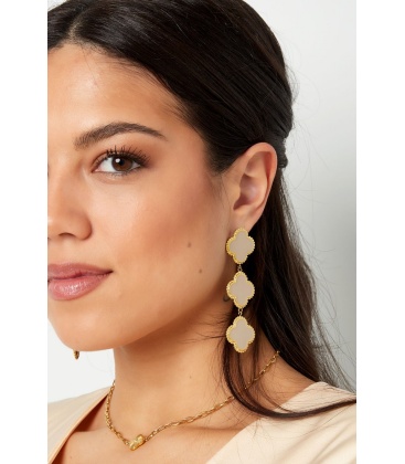 Roze oorhangers in de vorm van een 3 harten