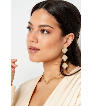 Roze oorhangers in de vorm van een 3 harten