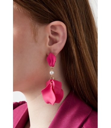 Lila oorhangers met een wit acryl kraaltje