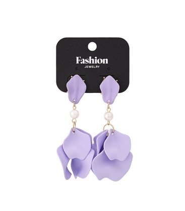 Lila oorhangers met een wit acryl kraaltje