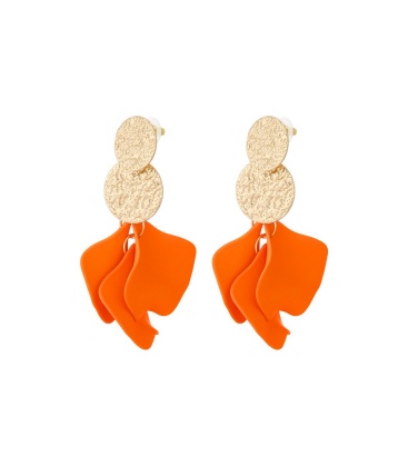Oranje oorhangers met goudkleurige accenten