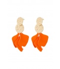 Oranje oorhangers met goudkleurige accenten