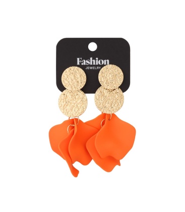 Oranje oorhangers met goudkleurige accenten