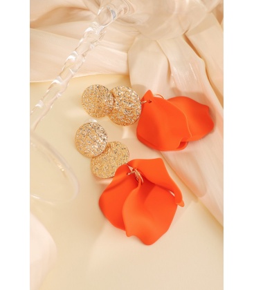 Oranje oorhangers met goudkleurige accenten