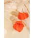 Oranje oorhangers met goudkleurige accenten