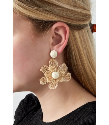 Roze bloemen oorhangers van raffia