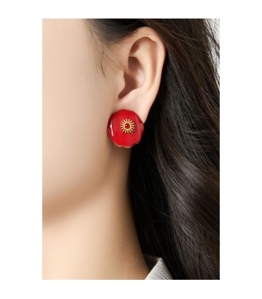 Oorclips rood met een goudkleurig detail en steentje in het midden