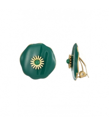Oorclips groen met een goudkleurig rond motief en een steentje
