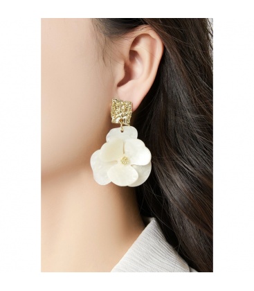 Roze oorclips met een bloemen hanger en een vierkant oor stukje