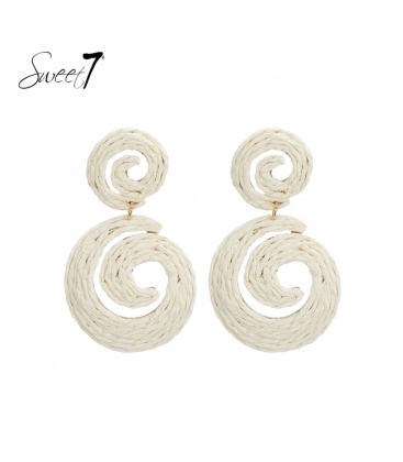 Witte oorhangers van raffia