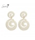 Witte oorhangers van raffia