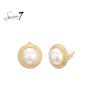 Oorclips goudkleurig met een acryl parel en een bewerkte rand