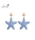 Blauwe oorhangers in de vorm van een zee ster