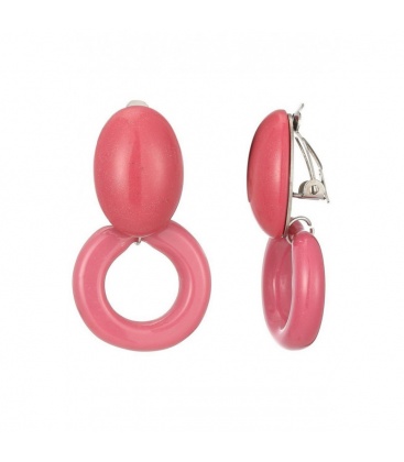 Roze oorclips met een ronde hangers van hars