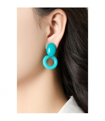 Roze oorclips met een ronde hangers van hars