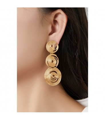 Zilverkleurige oorclips in spiraal patroon