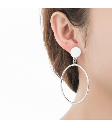 Zilverkleurige metalen oorclips