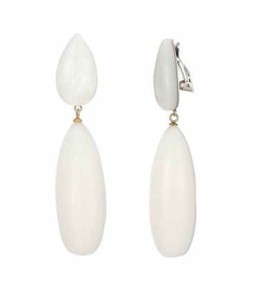 Witte oorclips met een kegelvormige hanger