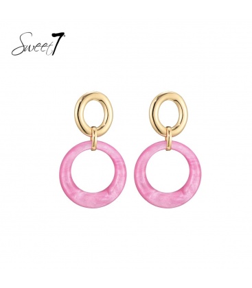 Roze oorhangers met een goudkleurig element