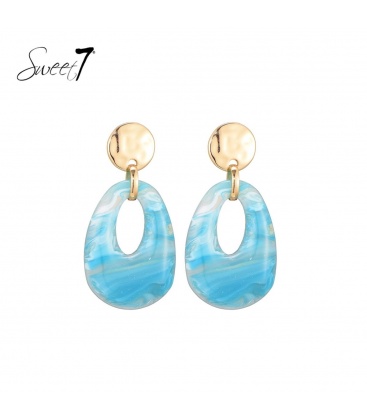 Turquoise gemeleerde oorhangers met een goudkleurig oor stukje