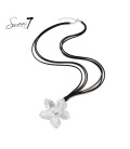 Zwarte koord halsketting met een zilverkleurige bloemen hanger